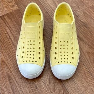 Native unisex kids shoes in yellow size 3